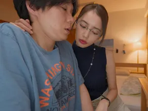 Môi đỏ và cô gái xinh đẹp gợi cảm chiến đấu với một người đàn ông đội mũ trùm đầu và hở đáy quần, tất đen và âm hộ rậm lông cưỡi lên xuống