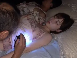 Cô em xinh đẹp mới lớn bị chị gái đồng tính cưỡng dâm
