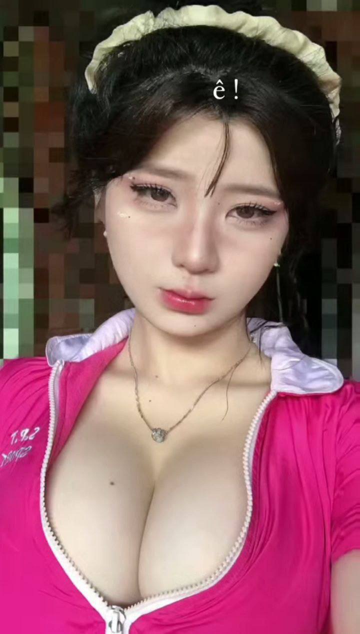 Đi chơi về thấy chị gái bú buồi người yêu