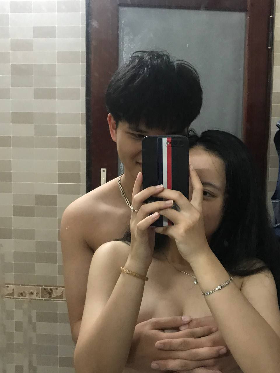 Cô ấy đã bị tàn phá theo nhiều cách khác nhau trong trận chiến tình dục, và cô ấy đã kiệt sức về thể chất và tinh thần và cuối cùng đã được quan hệ bằng miệng.